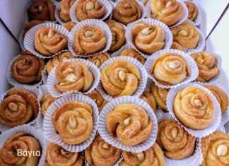 Σιροπιαστά γλυκά σε σχήμα τριαντάφυλλου με ένα αμύγδαλο στο κέντρο τοποθετημένα σε πιατέλα