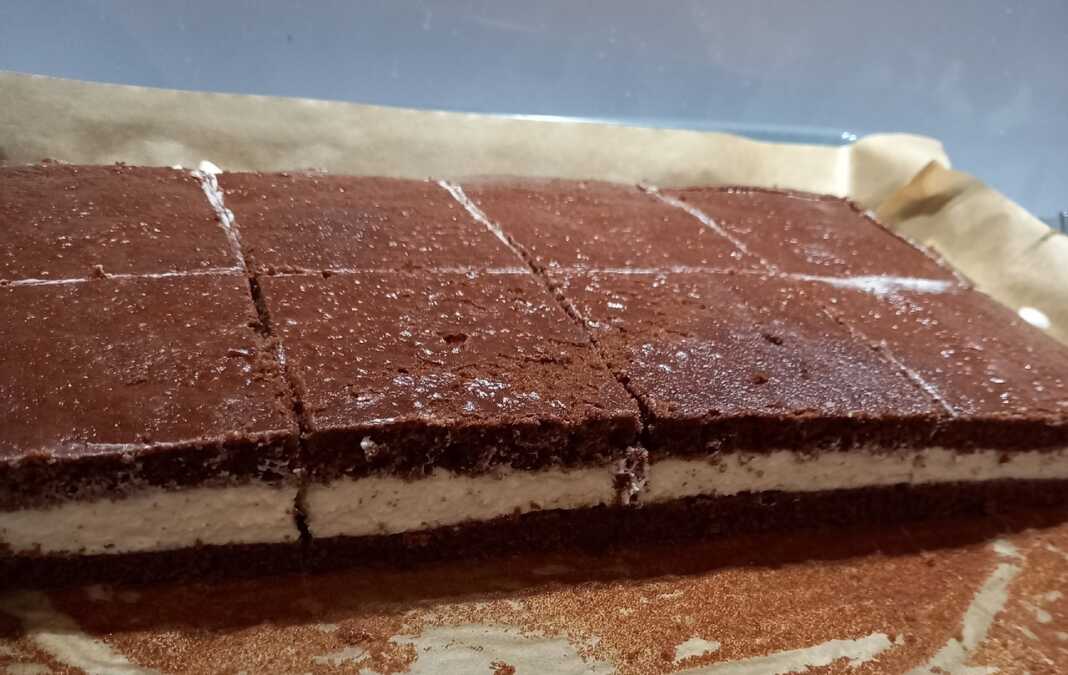 Κέικ με παντεσπάνι σοκολάτας και κρέμα