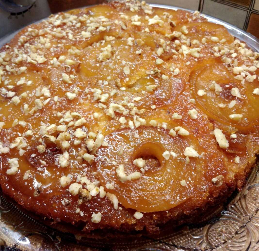 Κοντινό πλάνο στα καραμελωμένα μήλα της Κλασικής Μηλόπιτας.