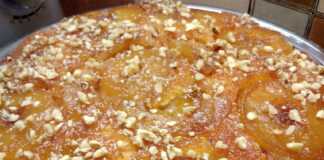 Κοντινό πλάνο στα καραμελωμένα μήλα της Κλασικής Μηλόπιτας.