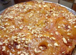 Κοντινό πλάνο στα καραμελωμένα μήλα της Κλασικής Μηλόπιτας.