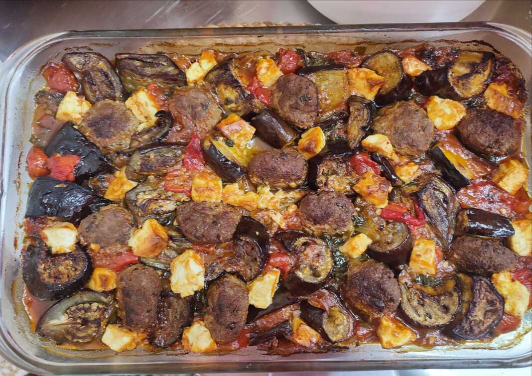 Μελιτζάνες με κεφτέδες στο φούρνο