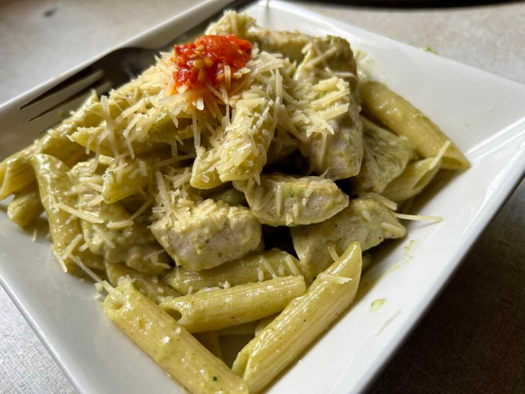 Πέννες με σάλτσα πέστο