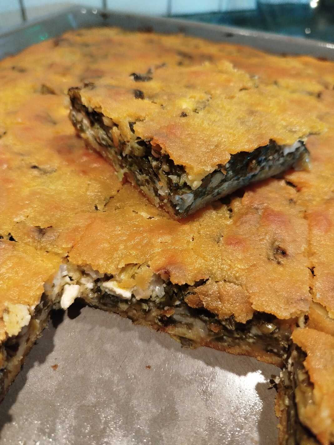 Ολόκληρη η ψημένη πίτα Πλαστός Καρδιτσιώτικη Πίτα σε ταψί.