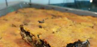 Ολόκληρη η ψημένη πίτα Πλαστός Καρδιτσιώτικη Πίτα σε ταψί.