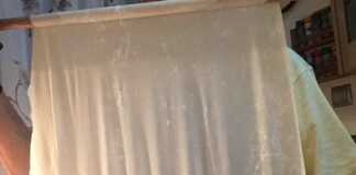 Άνοιγμα του Χειροποίητου Φύλλου Πίτας με τον πλάστη και κορν φλάουρ