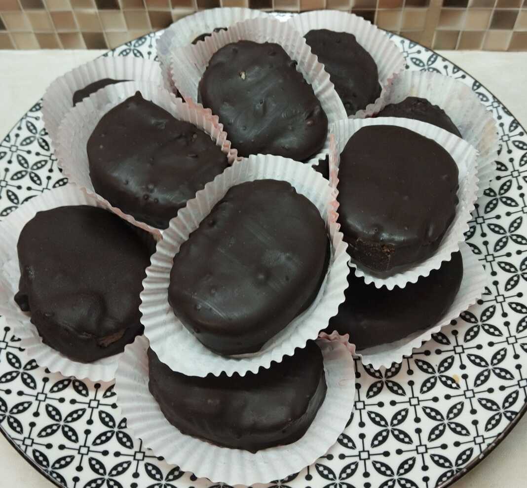 Σειρές από λαχταριστές σπιτικές καριόκες τυλιγμένες σε αλουμινόχαρτο ή σερβιρισμένες σε χαρτάκια με γυαλιστερή επικάλυψη κουβερτούρας