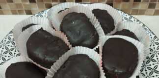 Σειρές από λαχταριστές σπιτικές καριόκες τυλιγμένες σε αλουμινόχαρτο ή σερβιρισμένες σε χαρτάκια με γυαλιστερή επικάλυψη κουβερτούρας