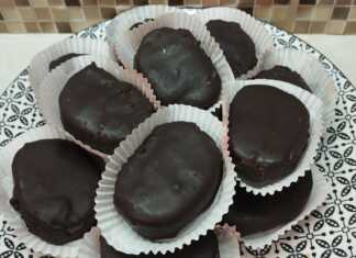 Σειρές από λαχταριστές σπιτικές καριόκες τυλιγμένες σε αλουμινόχαρτο ή σερβιρισμένες σε χαρτάκια με γυαλιστερή επικάλυψη κουβερτούρας