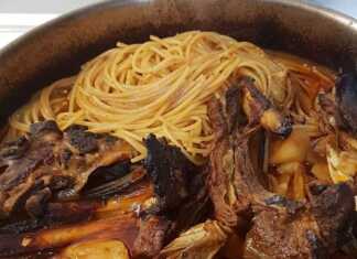 Κατσικάκι στο φούρνο με πατάτες και μακαρόνια