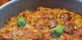 Κεφτεδάκια με σάλτσα και κριθαράκι στο φούρνο