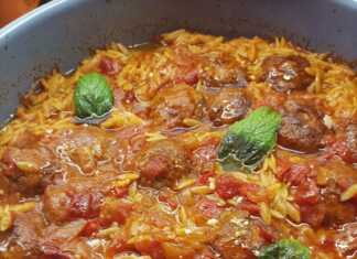 Κεφτεδάκια με σάλτσα και κριθαράκι στο φούρνο