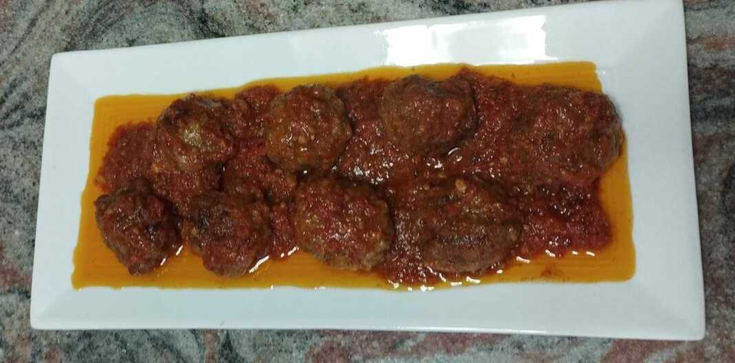 Κεφτεδάκια με Σπιτική Σάλτσα Ντομάτας