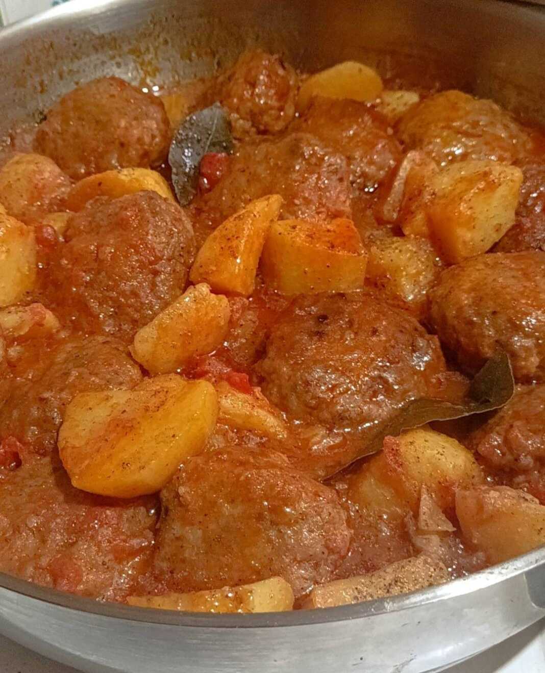 Κεφτέδες με Πατάτες Γιαχνί