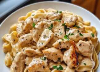 Ένα πιάτο με Κρεμώδες Κοτόπουλο Marsala με Ζυμαρικά, γαρνιρισμένο με φρέσκο μαϊντανό, έτοιμο για σερβίρισμα