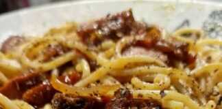 Μακαρονάδα με λιαστή ντομάτα και χωριάτικο λουκάνικο