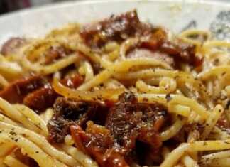 Μακαρονάδα με λιαστή ντομάτα και χωριάτικο λουκάνικο