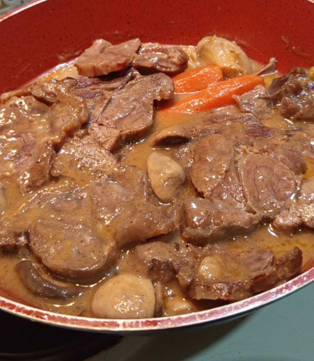 Μοσχάρι ψητό κατσαρόλας σε σάλτσα μανιταριών σερβιρισμένο σε πιάτο.