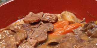 Μοσχάρι ψητό κατσαρόλας σε σάλτσα μανιταριών σερβιρισμένο σε πιάτο.