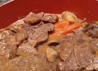 Μοσχάρι ψητό κατσαρόλας σε σάλτσα μανιταριών σερβιρισμένο σε πιάτο.