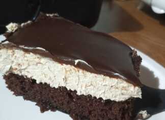 Μια πλούσια πάστα ταψιού με στρώσεις σοκολατένιου παντεσπανιού λευκής κρέμας και γυαλιστερής επικάλυψης γκανάς