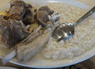 Πιάτο με παραδοσιακό κρεμώδες γαμοπίλαφο γαρνιρισμένο με μπόλικο φρεσκοτριμμένο πιπέρι και δίπλα κομμάτια βραστού κρέατος