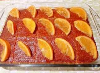 Παραδοσιακό ραβανί σιροπιασμένο σε πυρέξ διακοσμημένο με φέτες πορτοκαλιού και χρυσή κρούστα