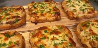 Ψωμί του τόστ με κιμά και τυρί Ψωμί του τόστ με κιμά και τυρί