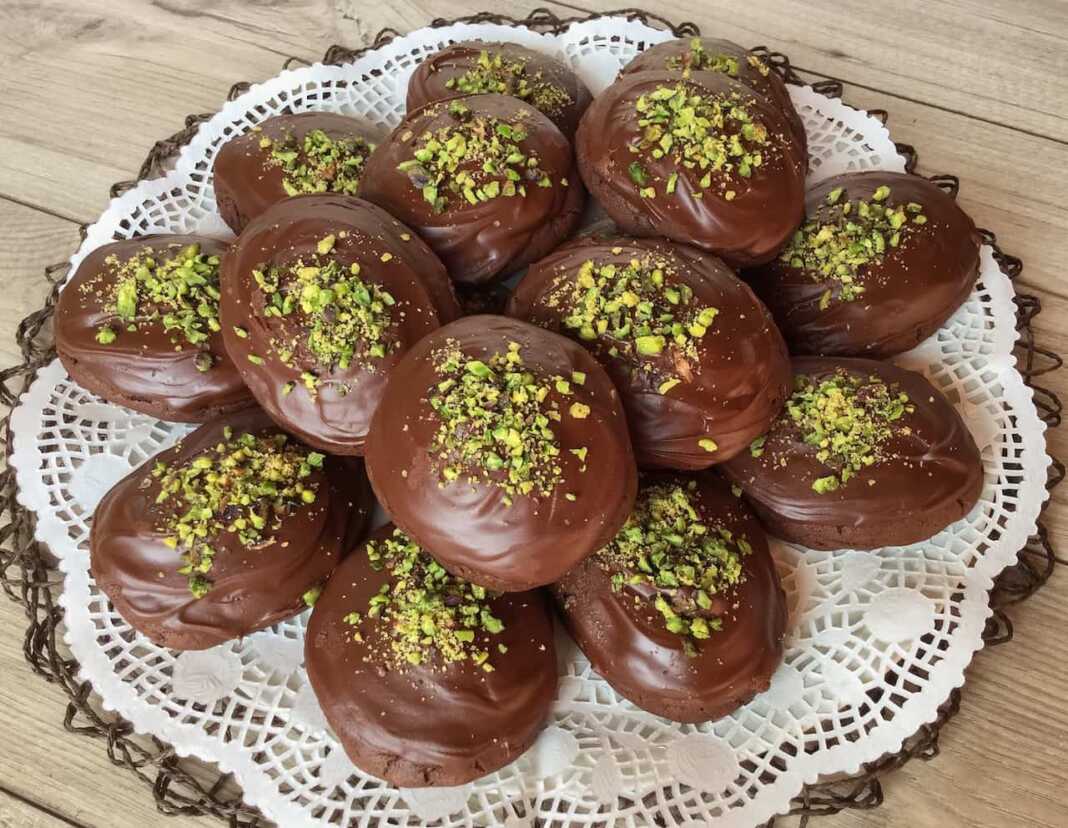 Μαλακά μπισκότα κακάο διακοσμημένα με λαχταριστό γλάσσο.