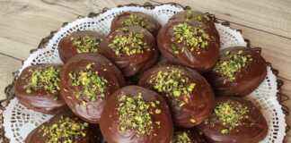 Μαλακά μπισκότα κακάο διακοσμημένα με λαχταριστό γλάσσο.