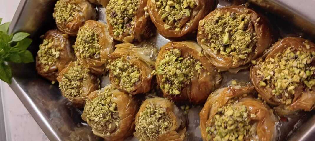 Σαραγλι στριφτά με καρύδια και φιστίκια Αιγινης