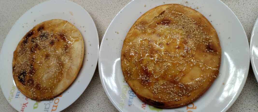 Σφακιανές Πίτες με θυμαρίσιο μέλι