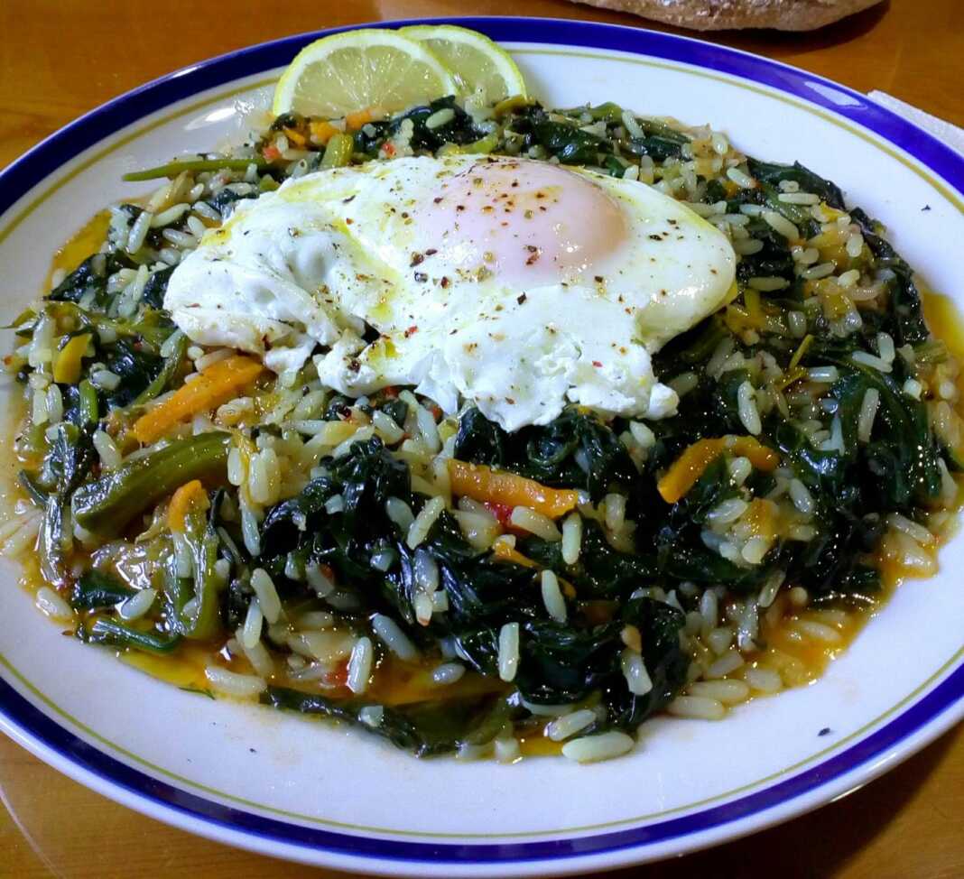 Σπανακόρυζο με αυγουλάκια ποσέ