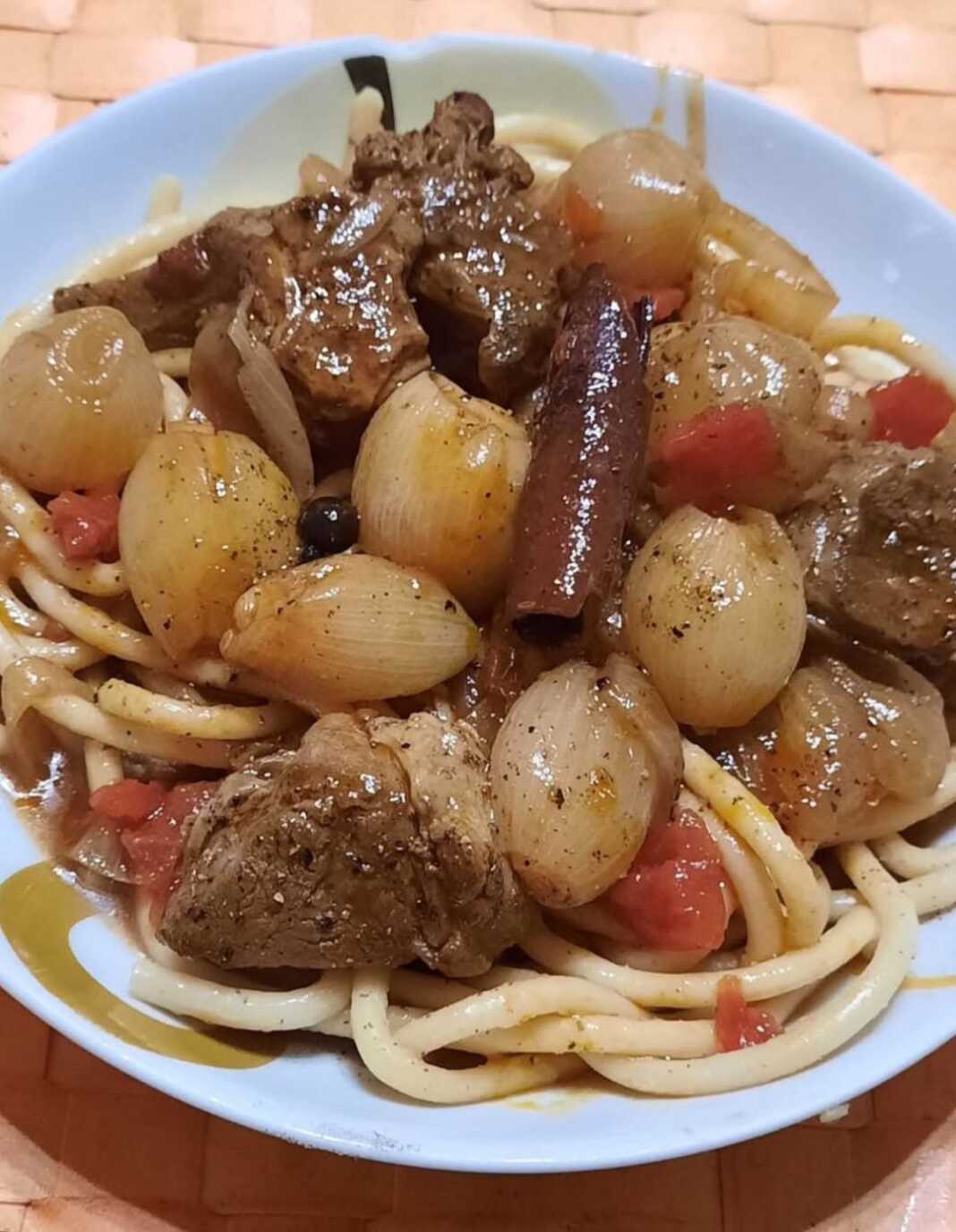 Μοσχάρι Στιφάδο με μακαρόνια