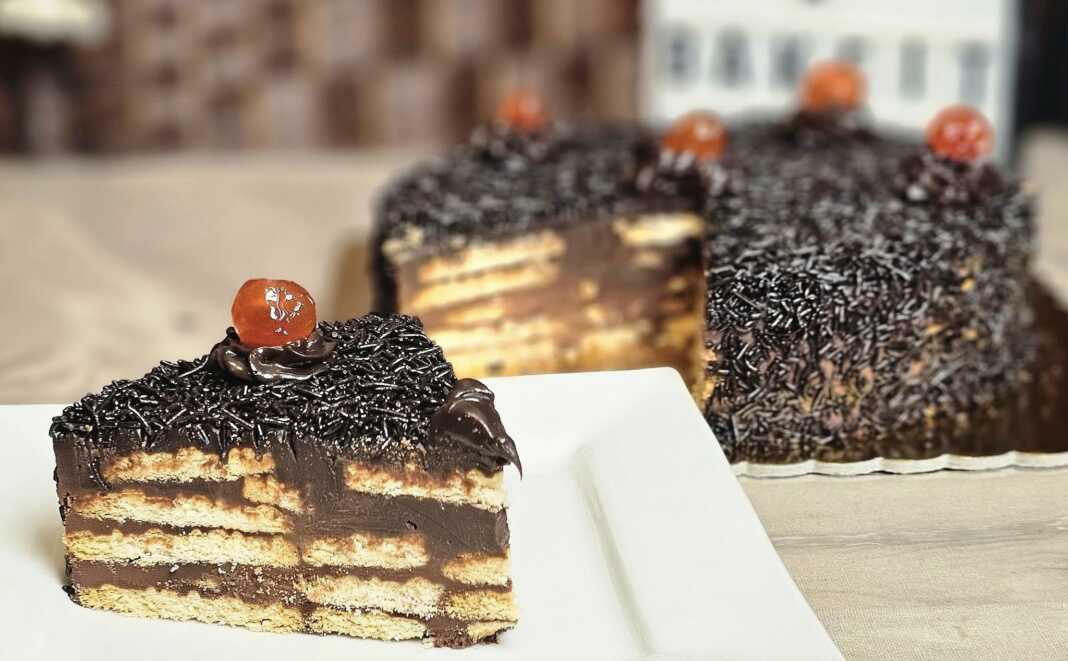 Το τελικό αποτέλεσμα της **Τούρτα Σοκολάτα Ψυγείου** διακοσμημένο με τρούφα