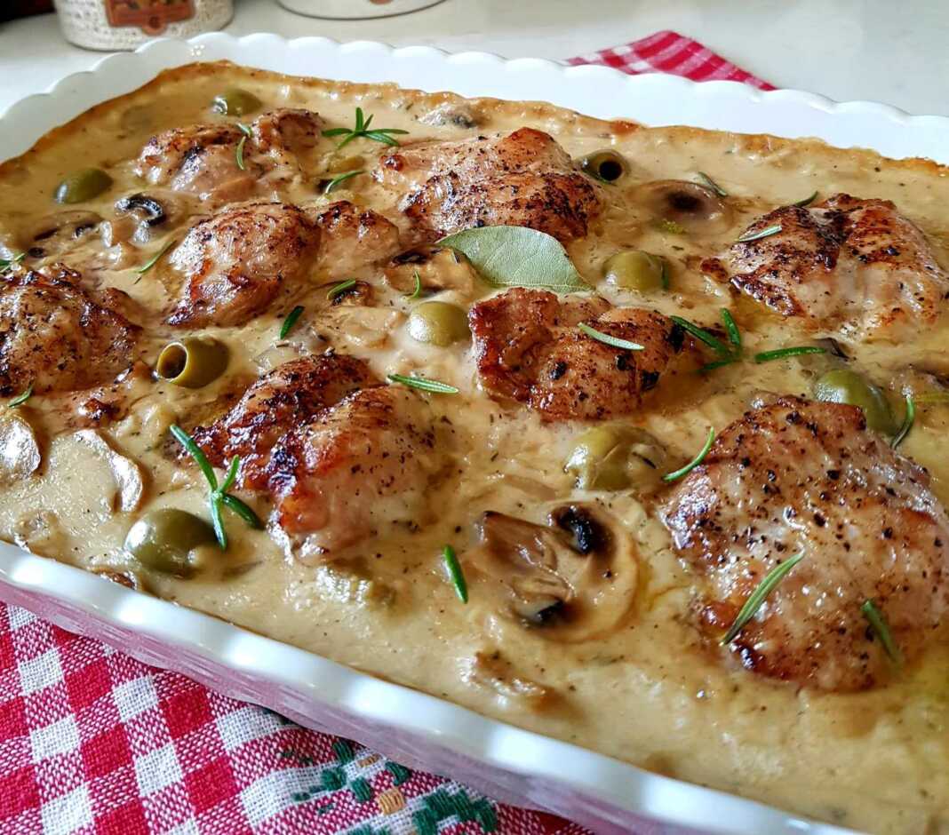 Kotopoulo sto fourno se saltsa manitarion Ψητό κοτόπουλο με μανιτάρια, κρεμμύδια και πράσινες ελιές σε κρεμώδη σάλτσα λευκού κρασιού σε ένα πήλινο σκεύος.