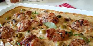 Ψητό κοτόπουλο με μανιτάρια, κρεμμύδια και πράσινες ελιές σε κρεμώδη σάλτσα λευκού κρασιού σε ένα πήλινο σκεύος.