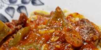 Λιγκουίνι με σάλτσα λουκάνικο και λιαστή ντομάτα