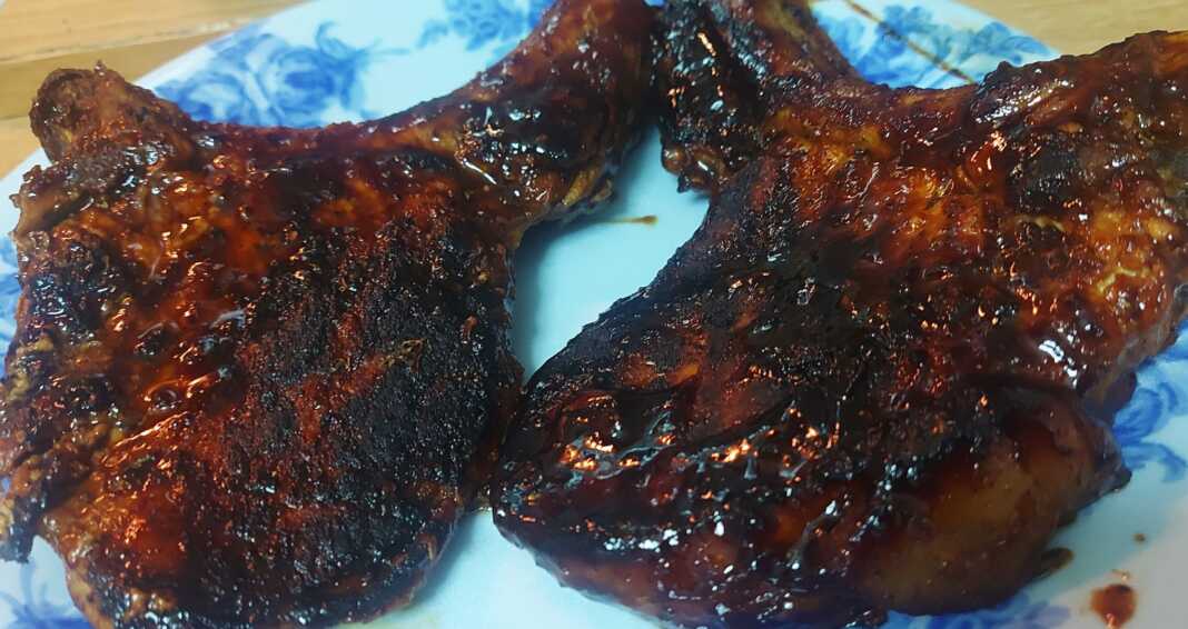 Μπριζόλες με καπνιστή σάλτσα