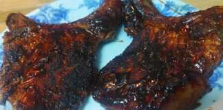 Μπριζόλες με καπνιστή σάλτσα με γεύση ουίσκι και μέλι Μπριζόλες με καπνιστή σάλτσα