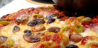 Τρεις σπιτικές πίτσες με αφράτη ζύμη και διάφορα υλικά σε ταψιά.