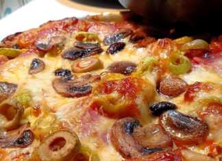 Τρεις σπιτικές πίτσες με αφράτη ζύμη και διάφορα υλικά σε ταψιά.