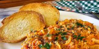 Αυγά με ντομάτες και κρεμμύδια Αυγά με ντομάτες και κρεμμύδια