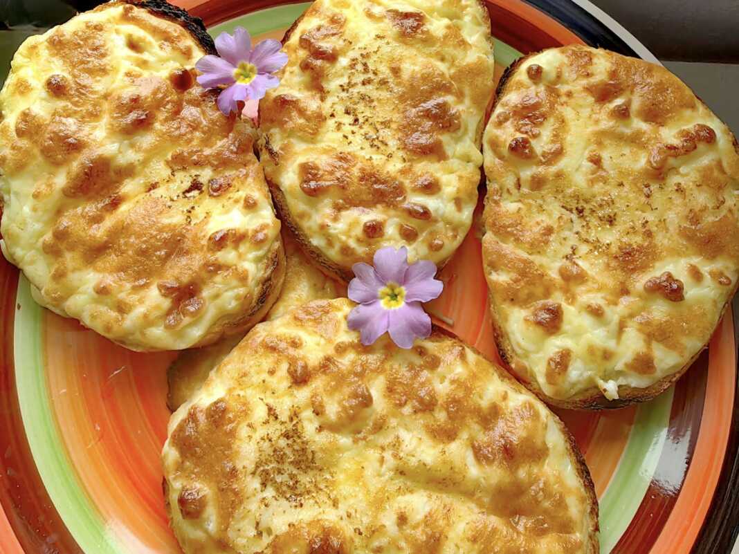 Χρυσαφένιες αυγοφέτες με λιωμένο τυρί, έτοιμες για σερβίρισμα.