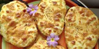 Χρυσαφένιες αυγοφέτες με λιωμένο τυρί, έτοιμες για σερβίρισμα.