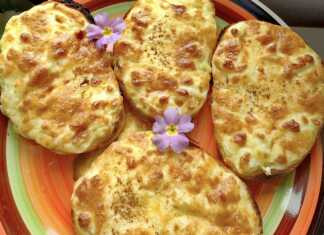 Αυγοφέτες με τυρί και βούτυρο Χρυσαφένιες αυγοφέτες με λιωμένο τυρί, έτοιμες για σερβίρισμα.