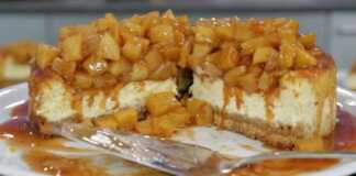 Το έτοιμο Cheesecake με Μήλα σε πιατέλα με την επικάλυψη πορτοκαλιού