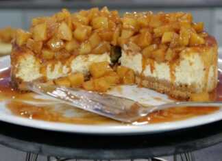 Το έτοιμο Cheesecake με Μήλα σε πιατέλα με την επικάλυψη πορτοκαλιού