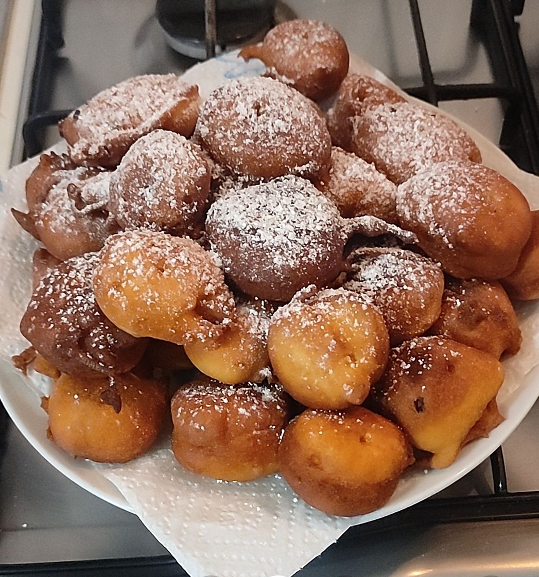 karnavalistikoi loukoumades λουκουμάδες με σταφίδες και λεμόνι