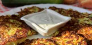 Κολοκυθοκεφτέδες και πατατοκεφτέδες που τηγανίζονται σε ένα αντικολλητικό τηγάνι.